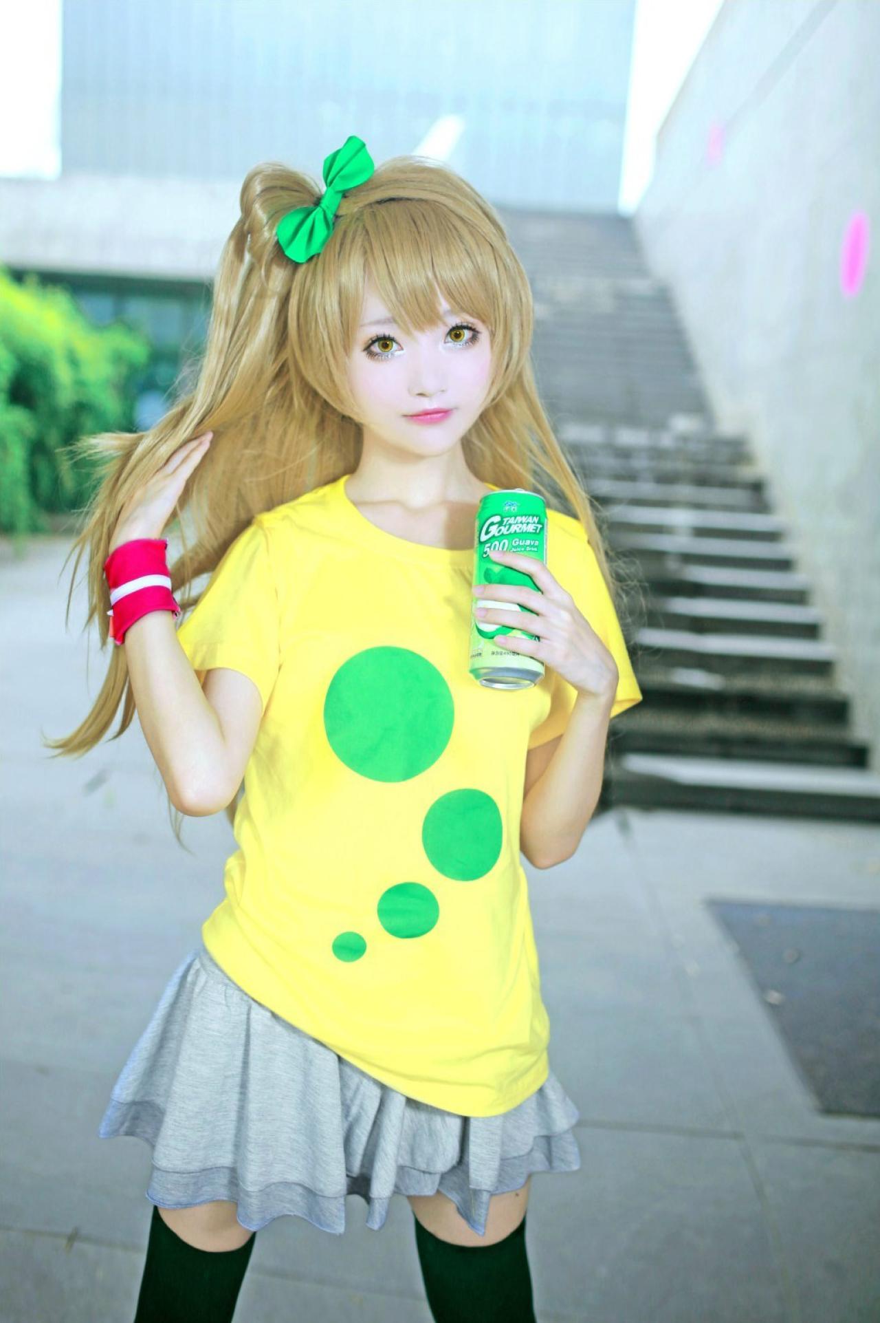 小柔扮演南小鸟左手握着饮料，右手捋头发