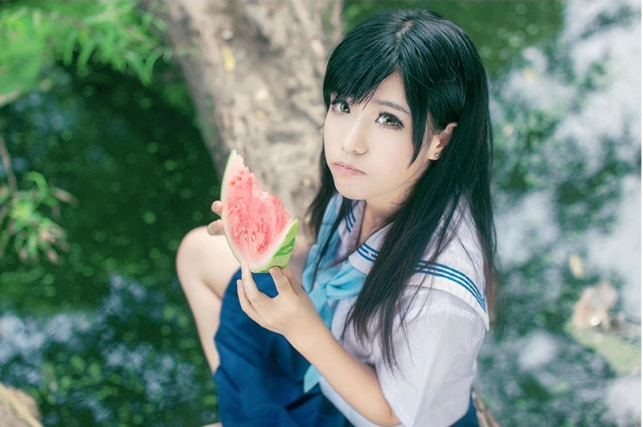 流一捧着西瓜，看着镜头