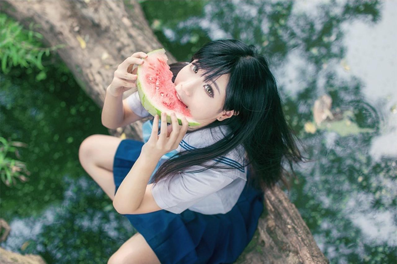 流一在树干上咬一瓣西瓜