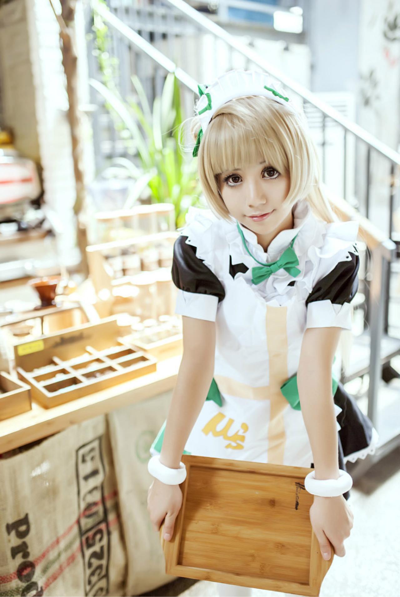 冰夜酱扮演南小鸟端着盘子弯腰的姿势：您好，很高兴为您服务