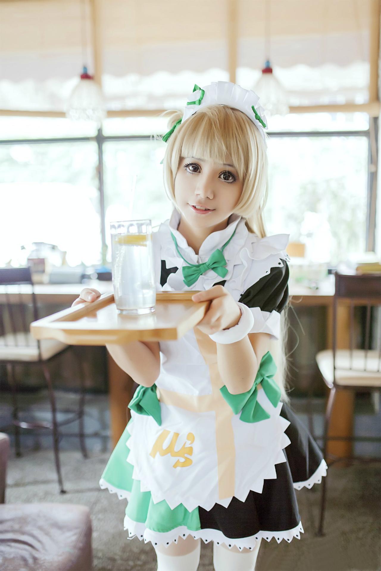 冰夜酱扮演南小鸟双手托住盘子，盘子上放着一瓶柠檬汁