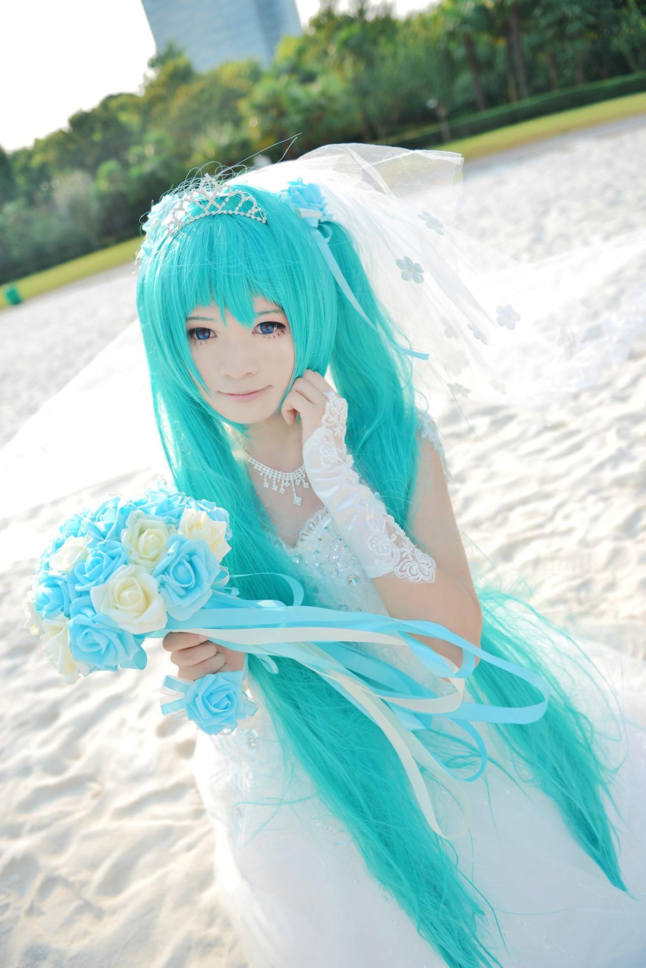 小线左手轻抚脸庞，右手端着手捧花