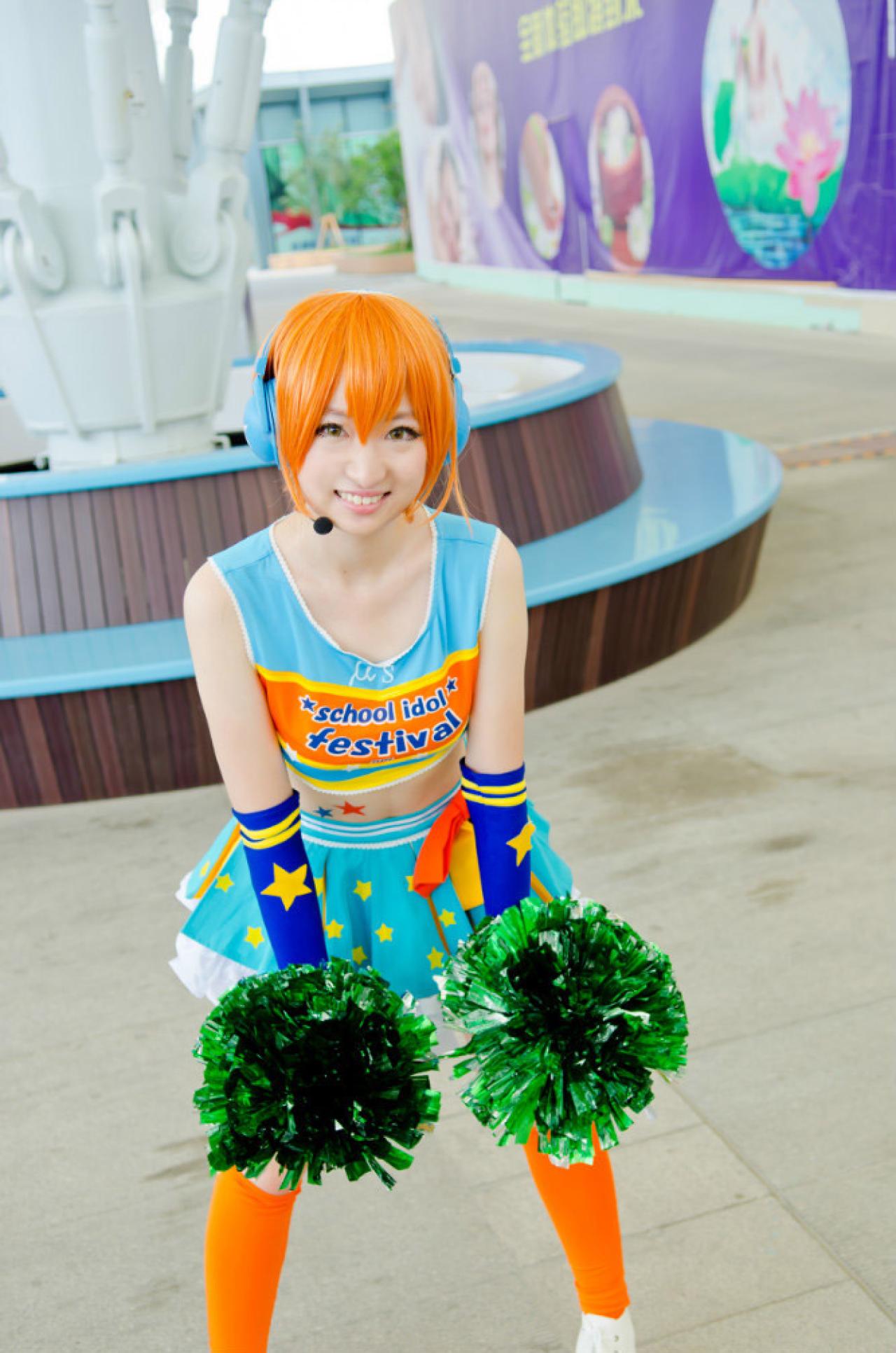 superpopopo扮演星空凛双手拿着花球撑在膝盖上