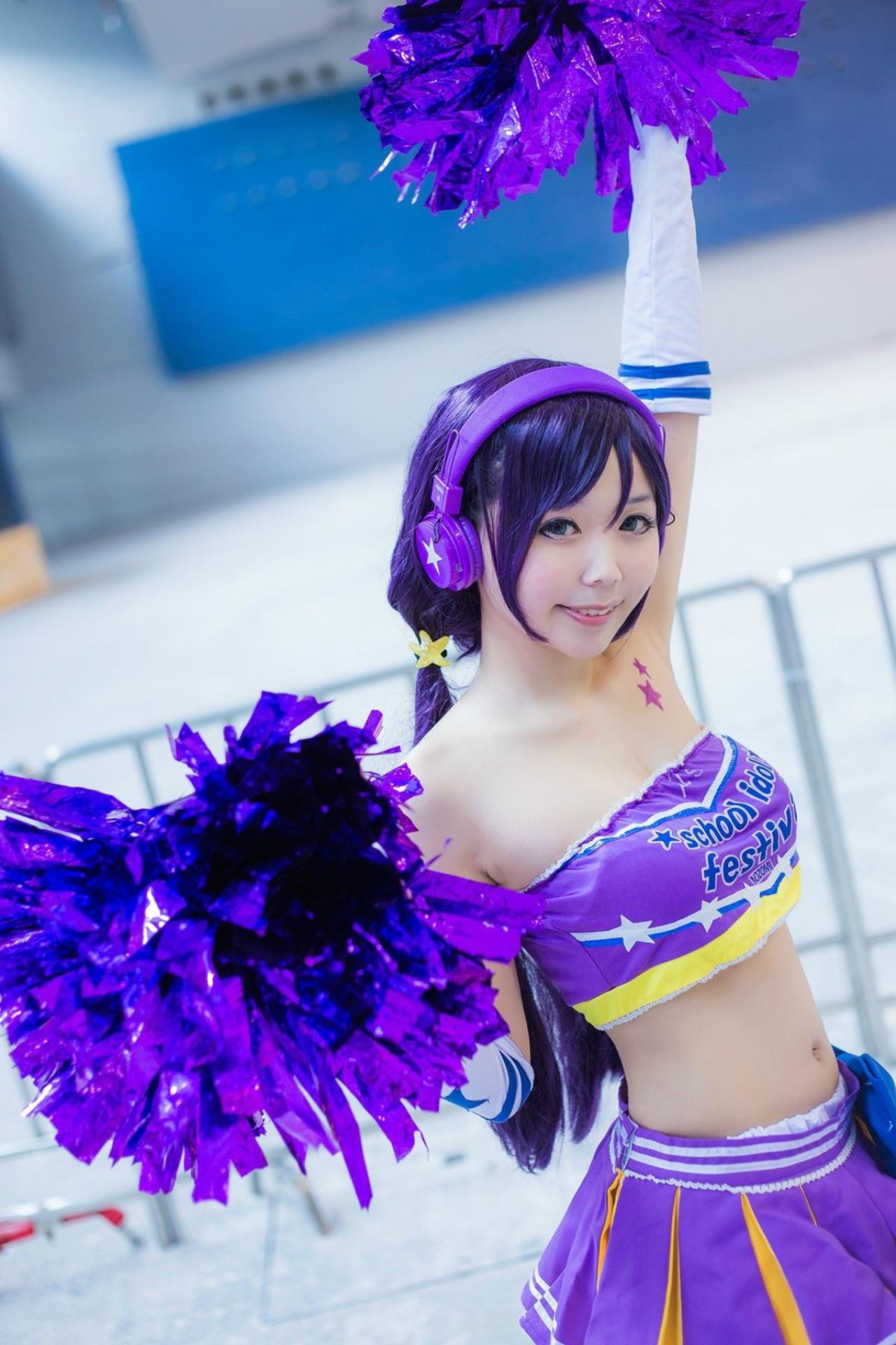 蓝天盈盈子扮演东条希左手高高举起花球，右手将花球举到肩部