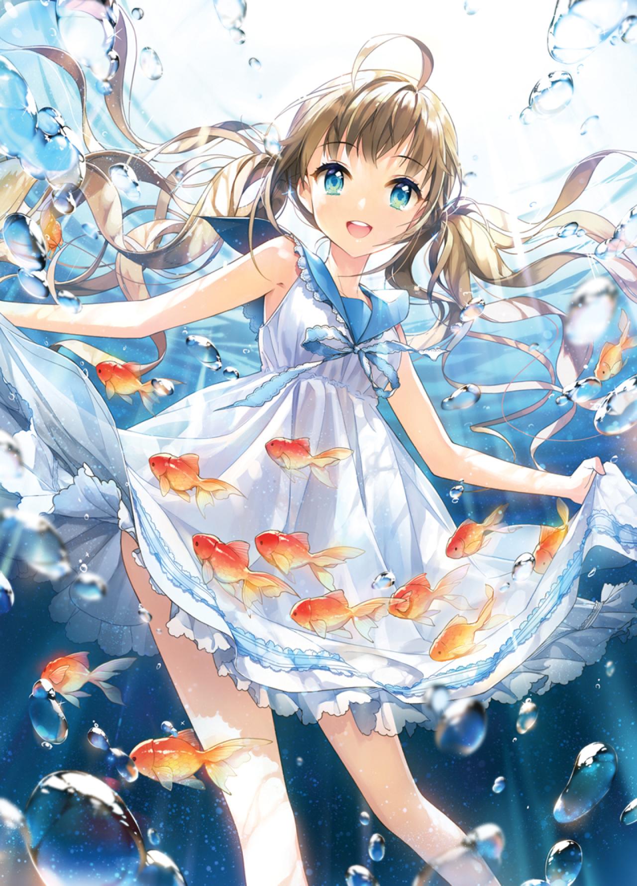 披着棕色双马尾的女孩双手拎着裙角，橘红色小金鱼走从少女身边穿梭而过
