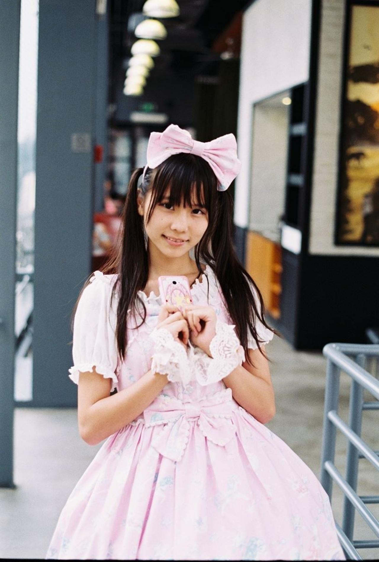 茶子双手捧着粉色外壳的手机