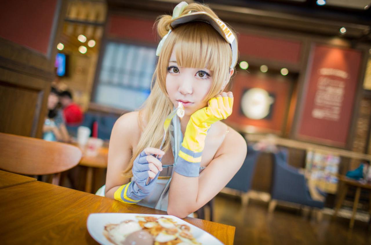 黑川扮演南小鸟正在用叉子吃着东西