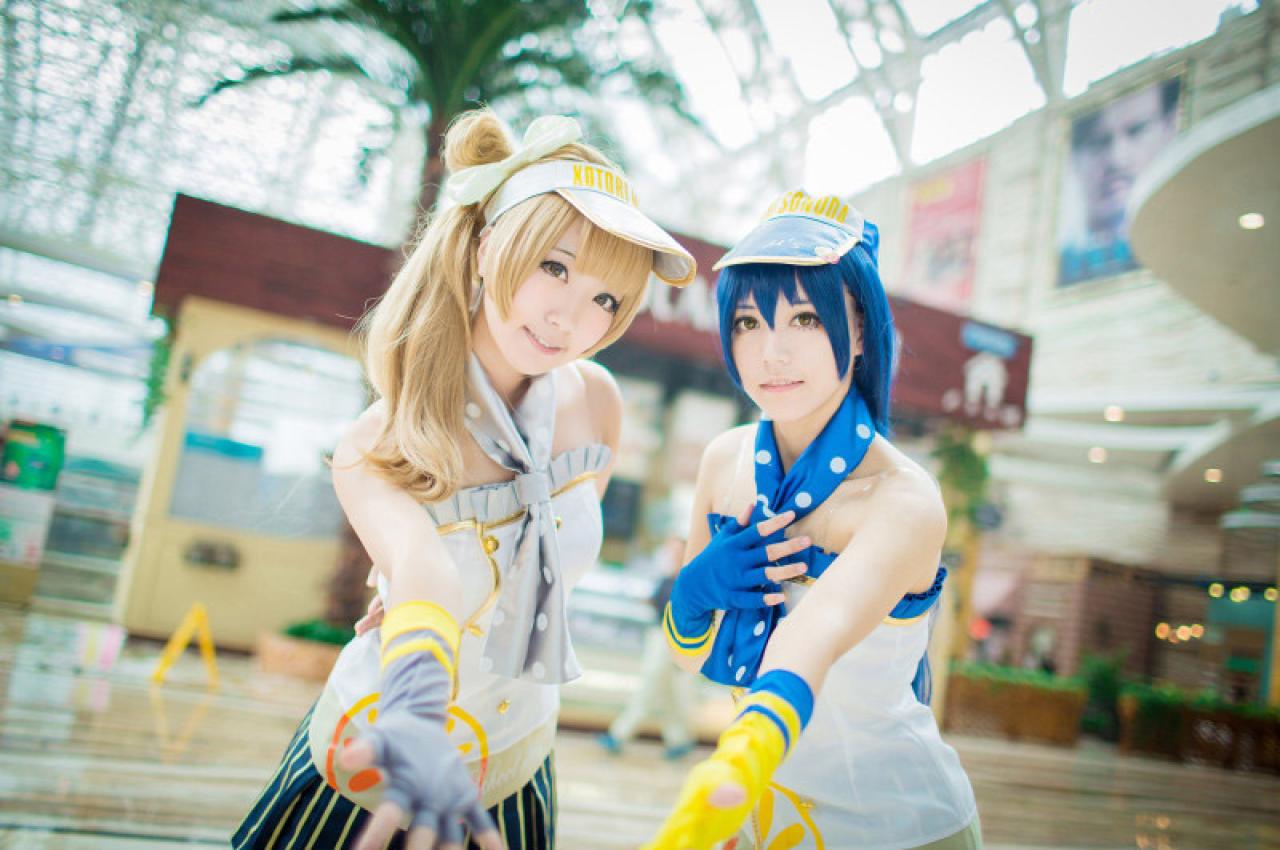 木年年扮演园田海未和黑川扮演南小鸟一起向镜头伸出一只手