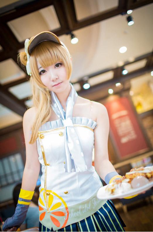 黑川扮演南小鸟端着一盘子食物的全身照