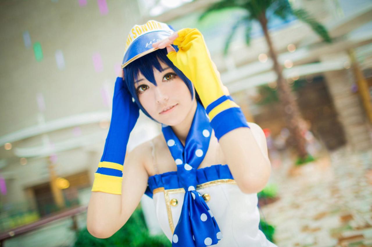 木年年扮演园田海未正了正帽子