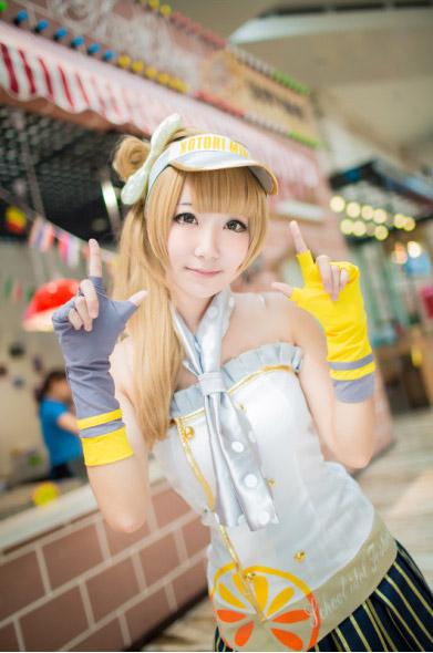 黑川扮演南小鸟双手作八字姿势