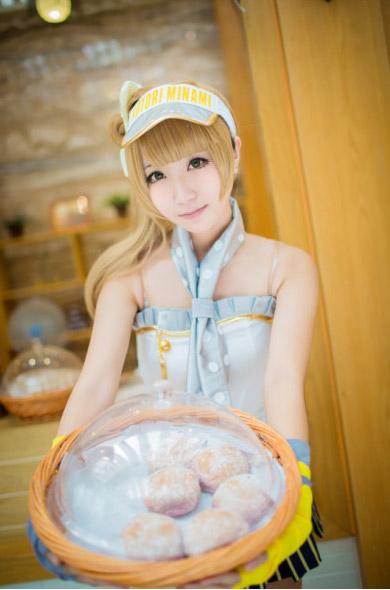 黑川扮演南小鸟双手捧着一篮子糕点