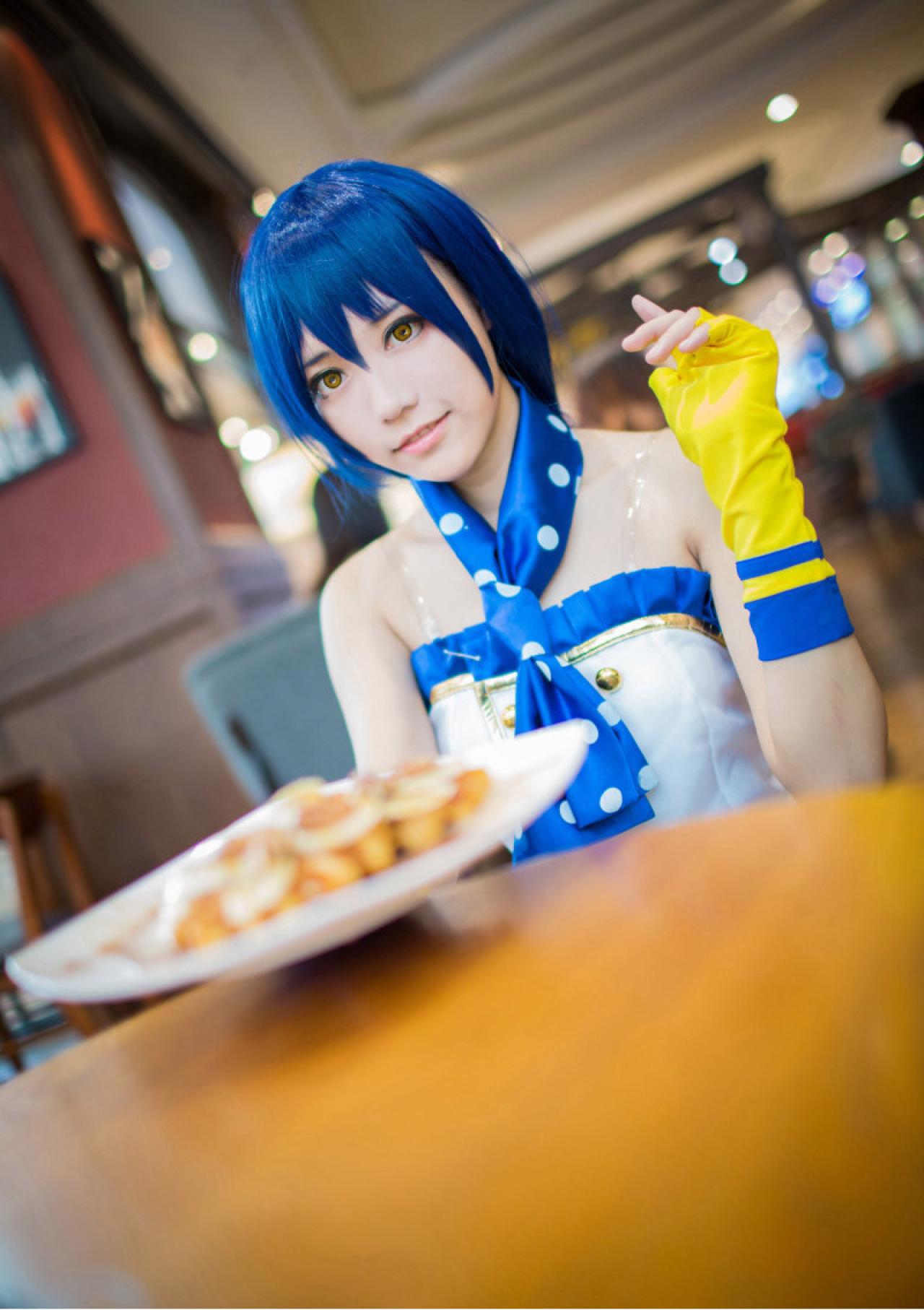 木年年扮演园田海未在桌子旁弯起左胳膊