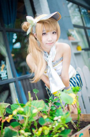 黑川扮演南小鸟双手撑着膝盖，弯腰的姿势