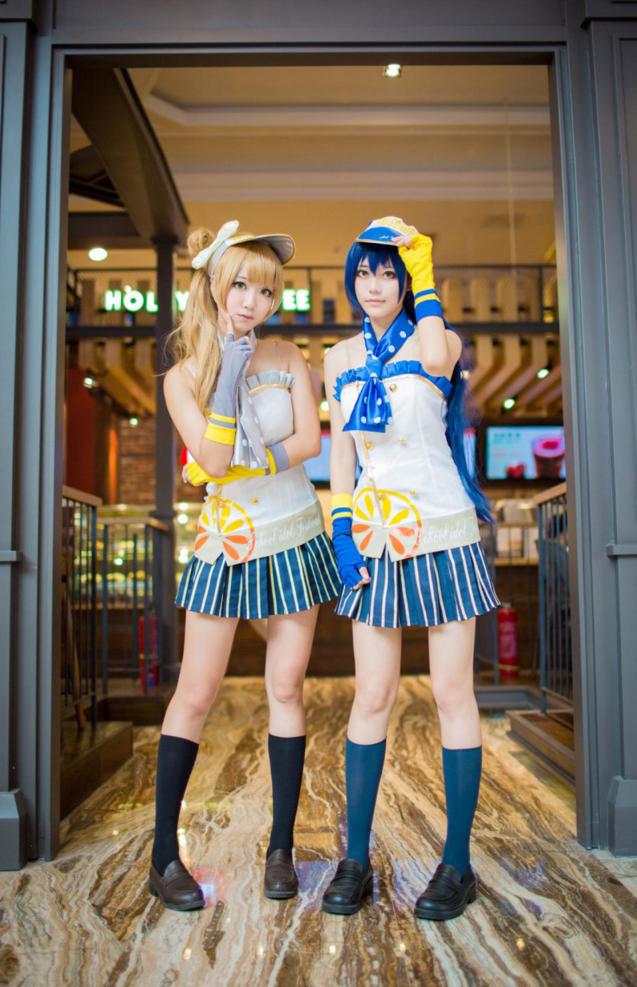 木年年扮演园田海未和黑川扮演南小鸟在店门口帅气姿势合拍