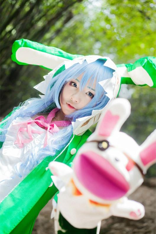 钰曦扮演四糸乃向镜头举起自己的玩偶四糸奈