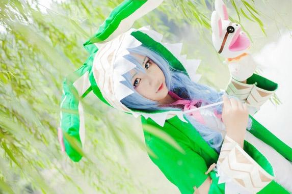 钰曦扮演四糸乃和兔子型玩偶在柳叶中