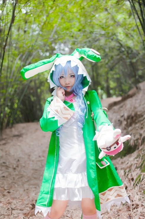 钰曦扮演四糸乃右手扶着脸庞，伸出拿着玩偶的左手