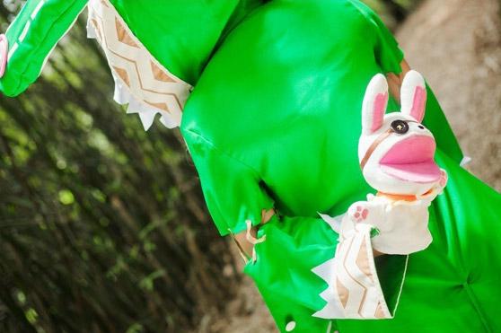 钰曦扮演四糸乃手背后，玩偶藏在身后