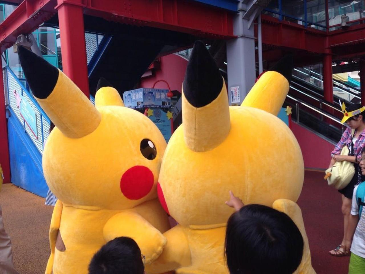 小朋友指着两只手拉手的皮卡丘