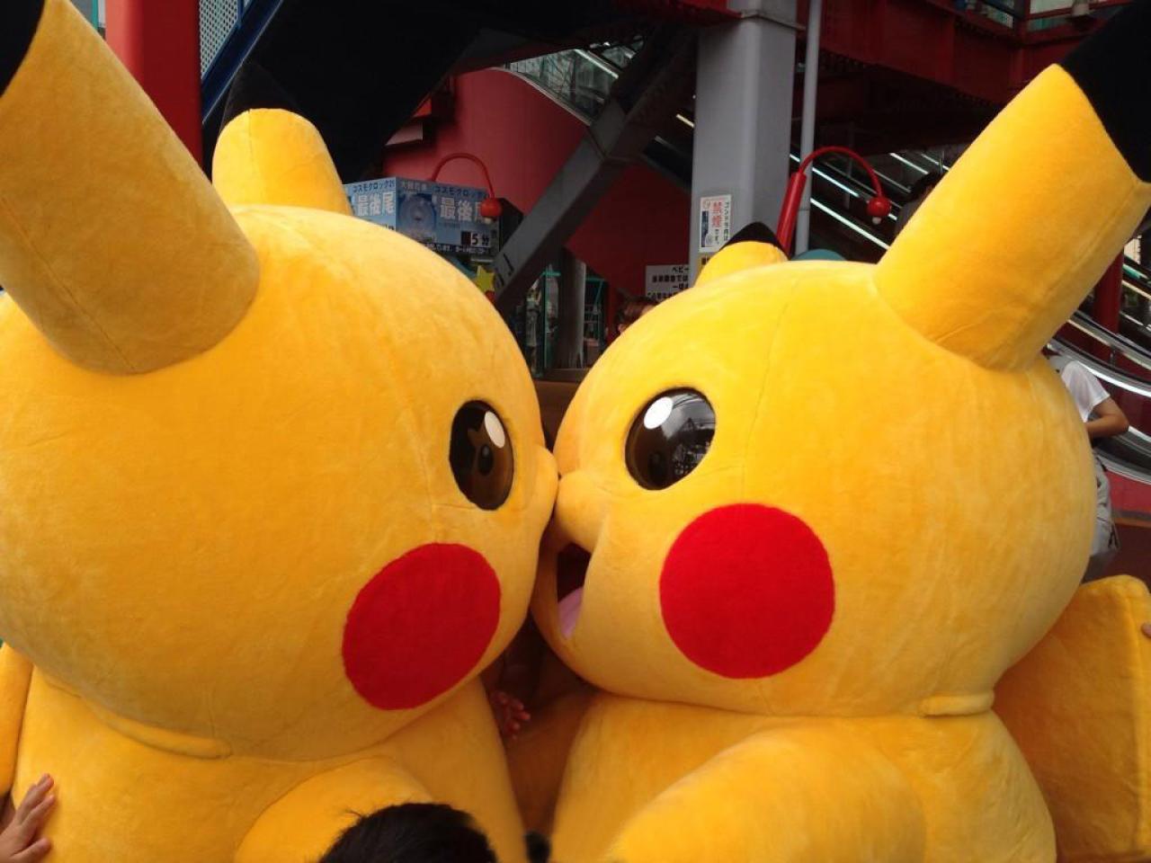 两只皮卡丘：干脆还是亲一个吧！