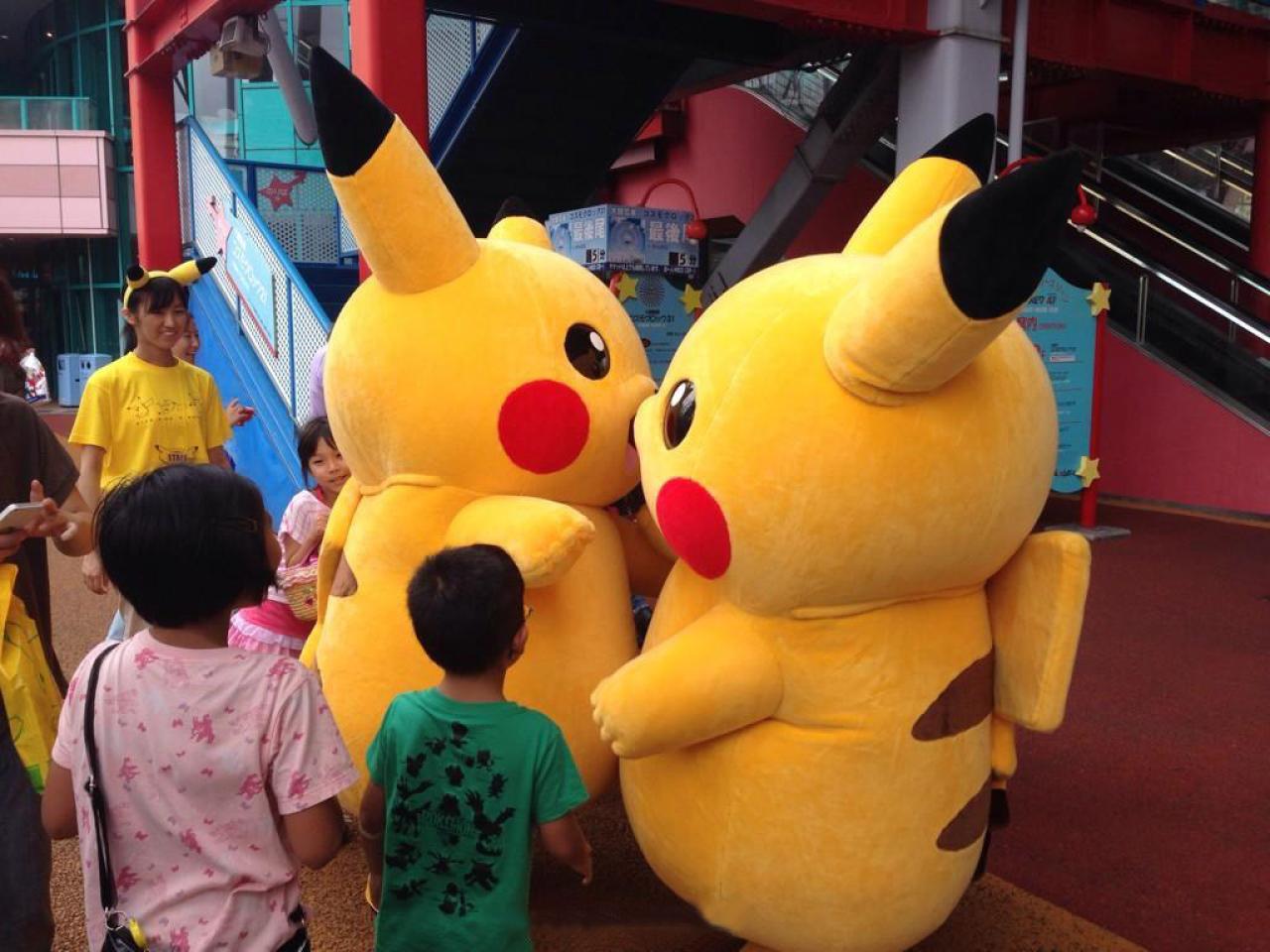 两只皮卡丘尝试拥抱对方，但由于胳膊短，始终够不到对方的手