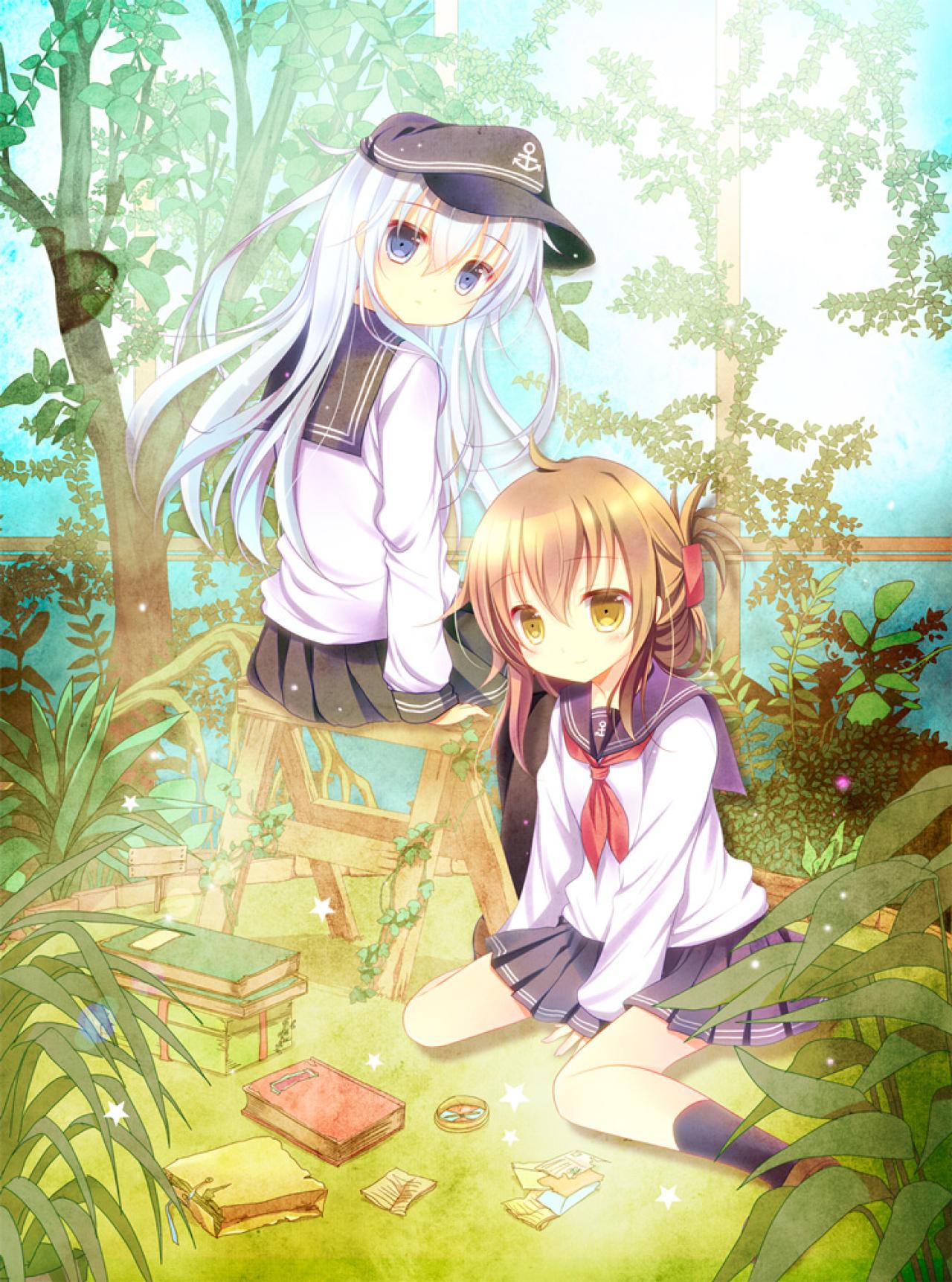 两位穿着水手服的少女在废弃的植物园里的情景