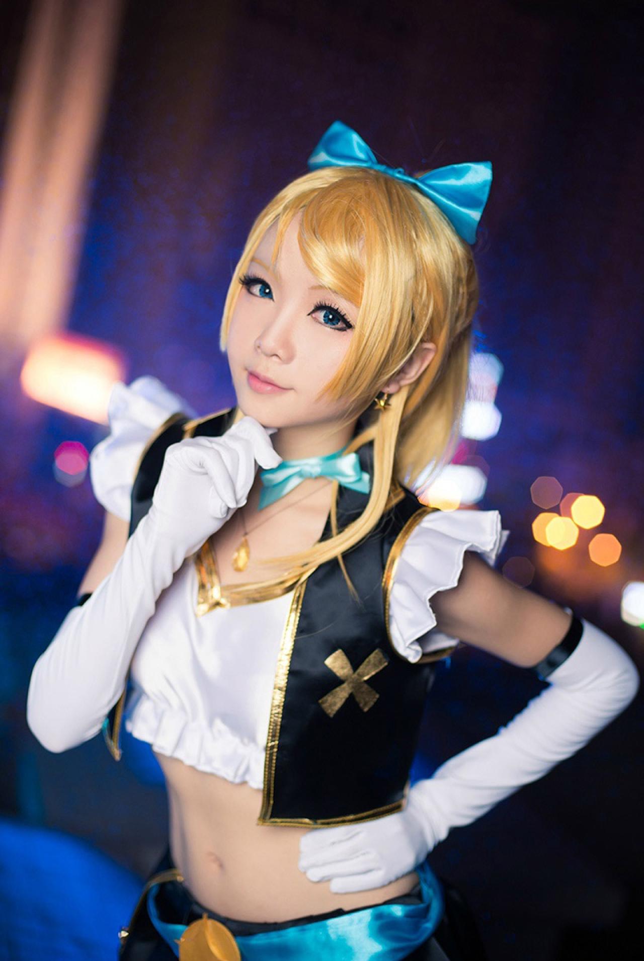 Hoshilily扮演绚濑绘里弯腰捻着下巴的上半身照