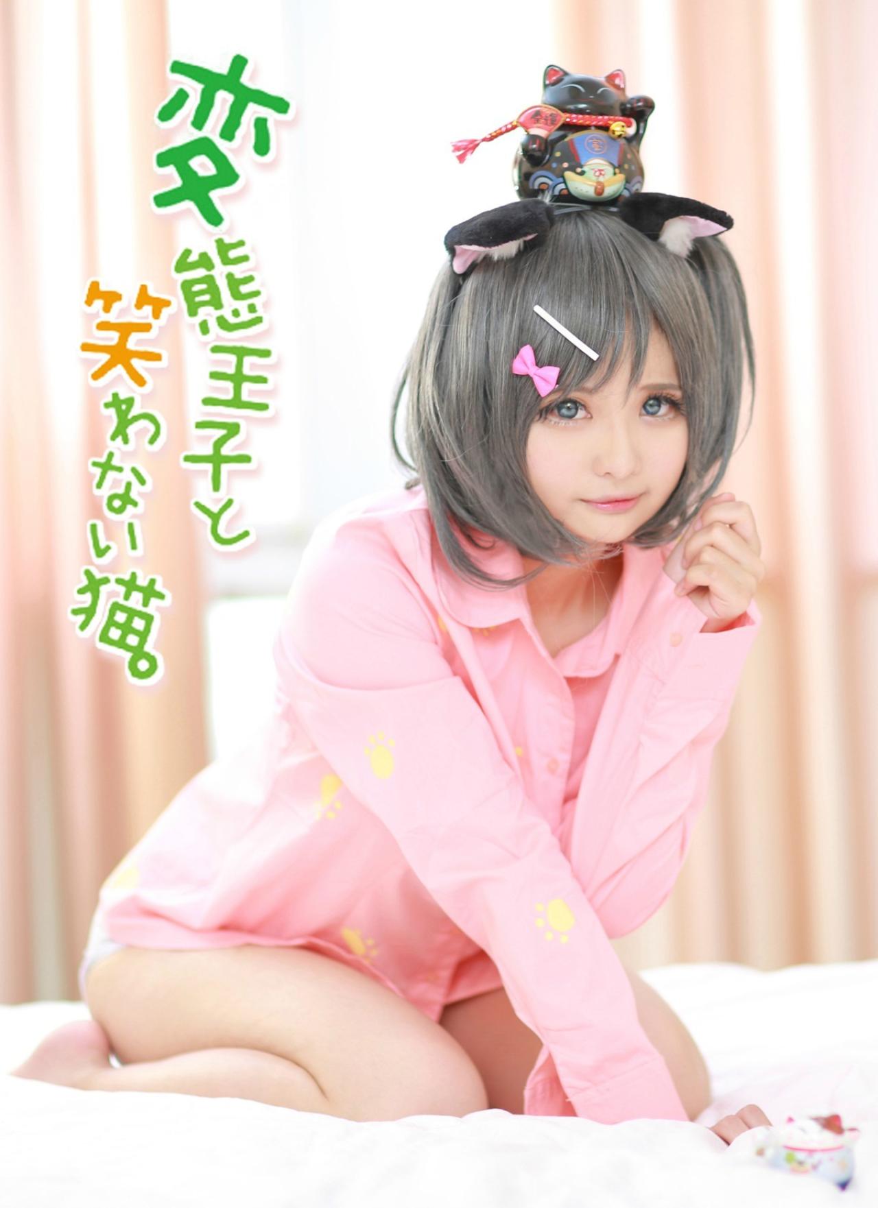 Ako_Lovegood扮演筒隐月子戴上猫耳扮小猫，一只招财猫站在月子头上