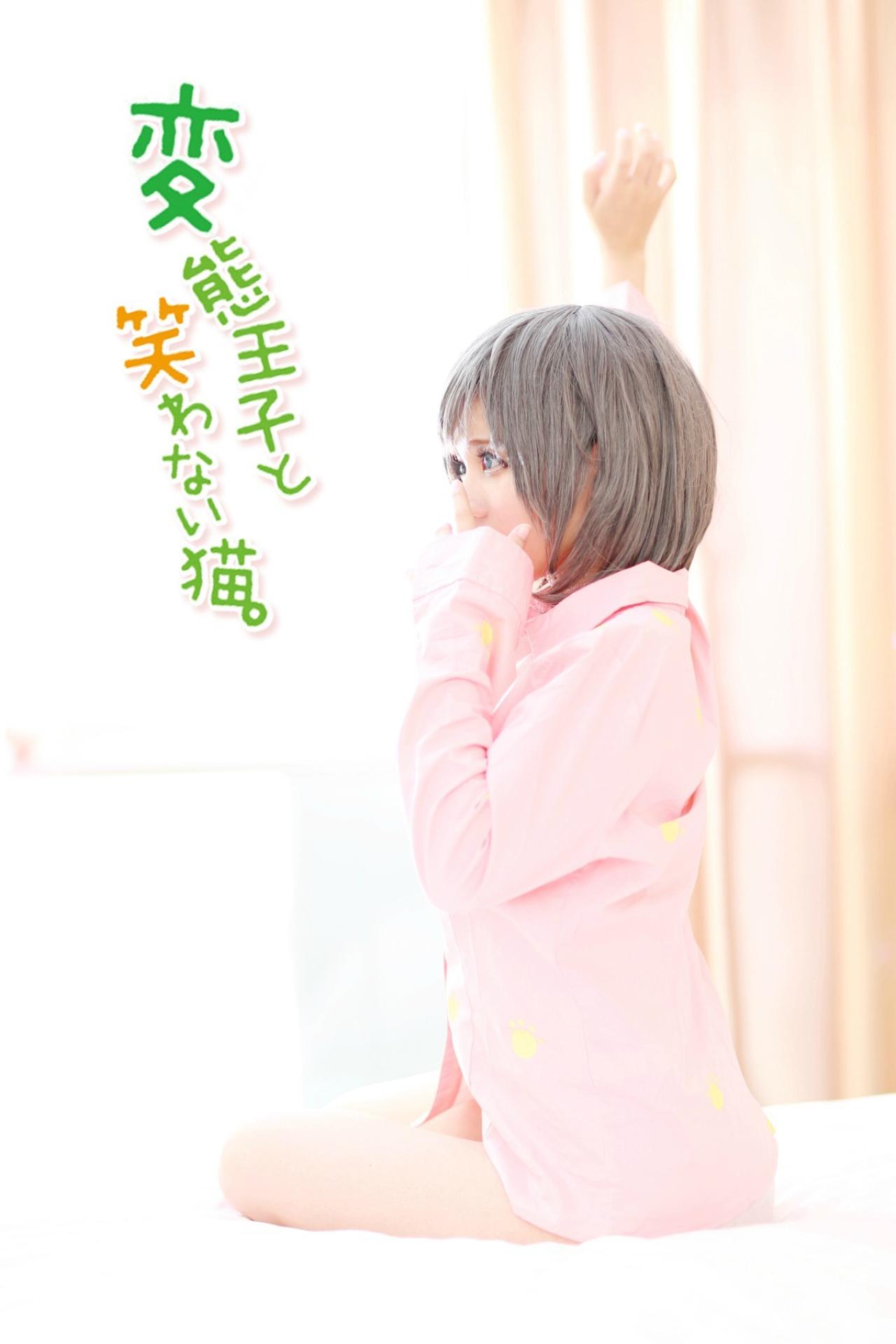Ako_Lovegood扮演筒隐月子捂住嘴巴感到惊奇的样子侧面照