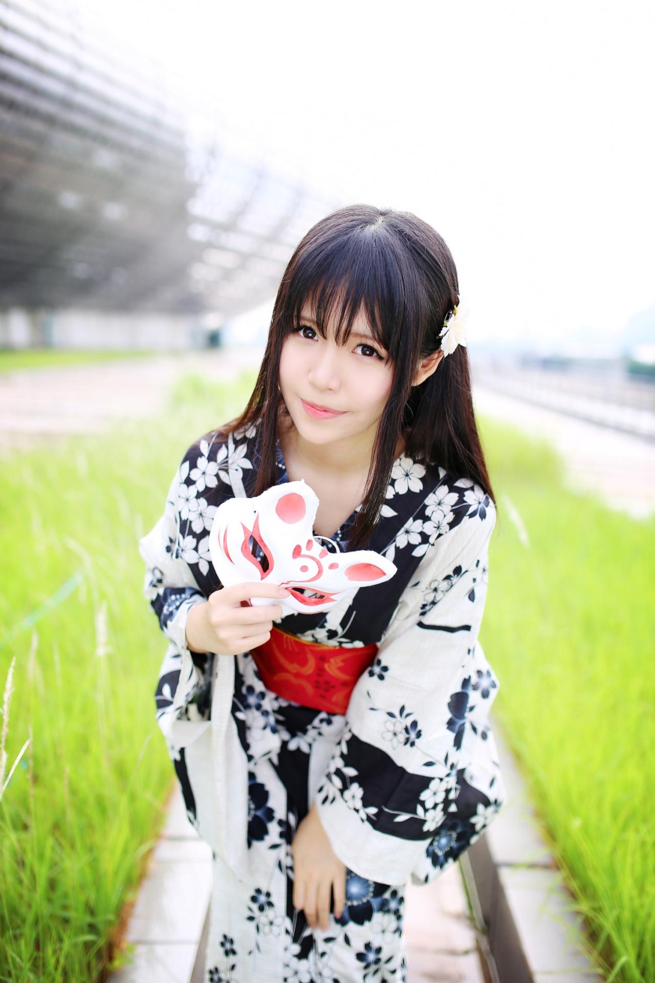 安姐姐拿着面具俯身看着镜头