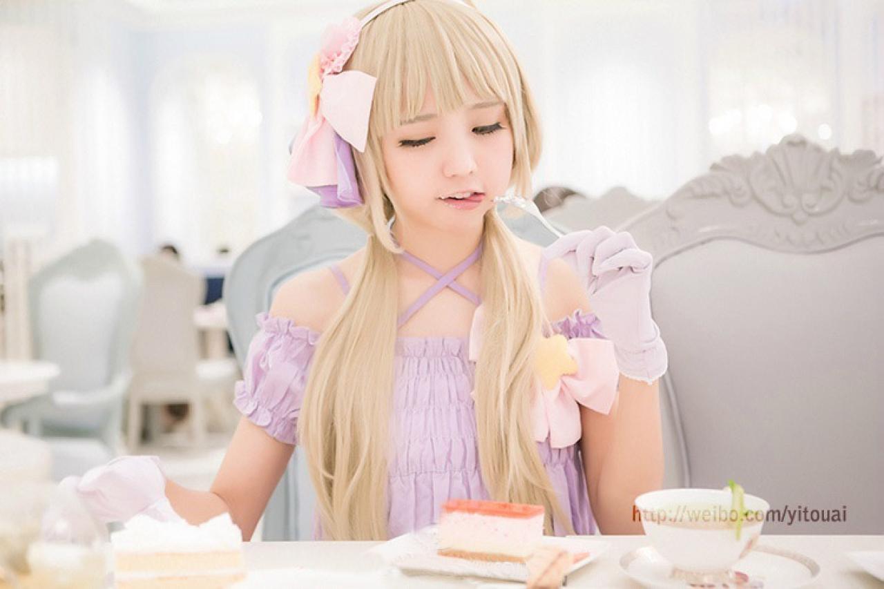 小哀扮演双叶杏正在品尝甜点，舌头舔嘴角，很美味