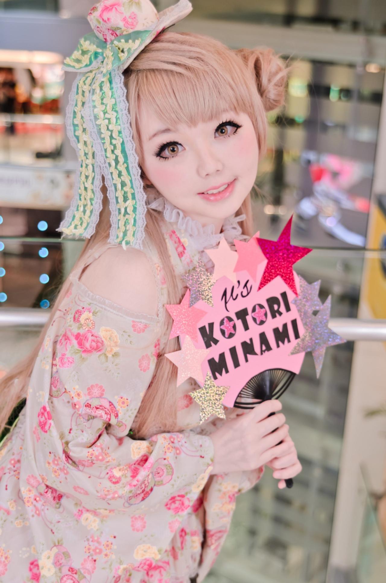 Hikari扮演南小鸟拿着Kotori Minami扇子