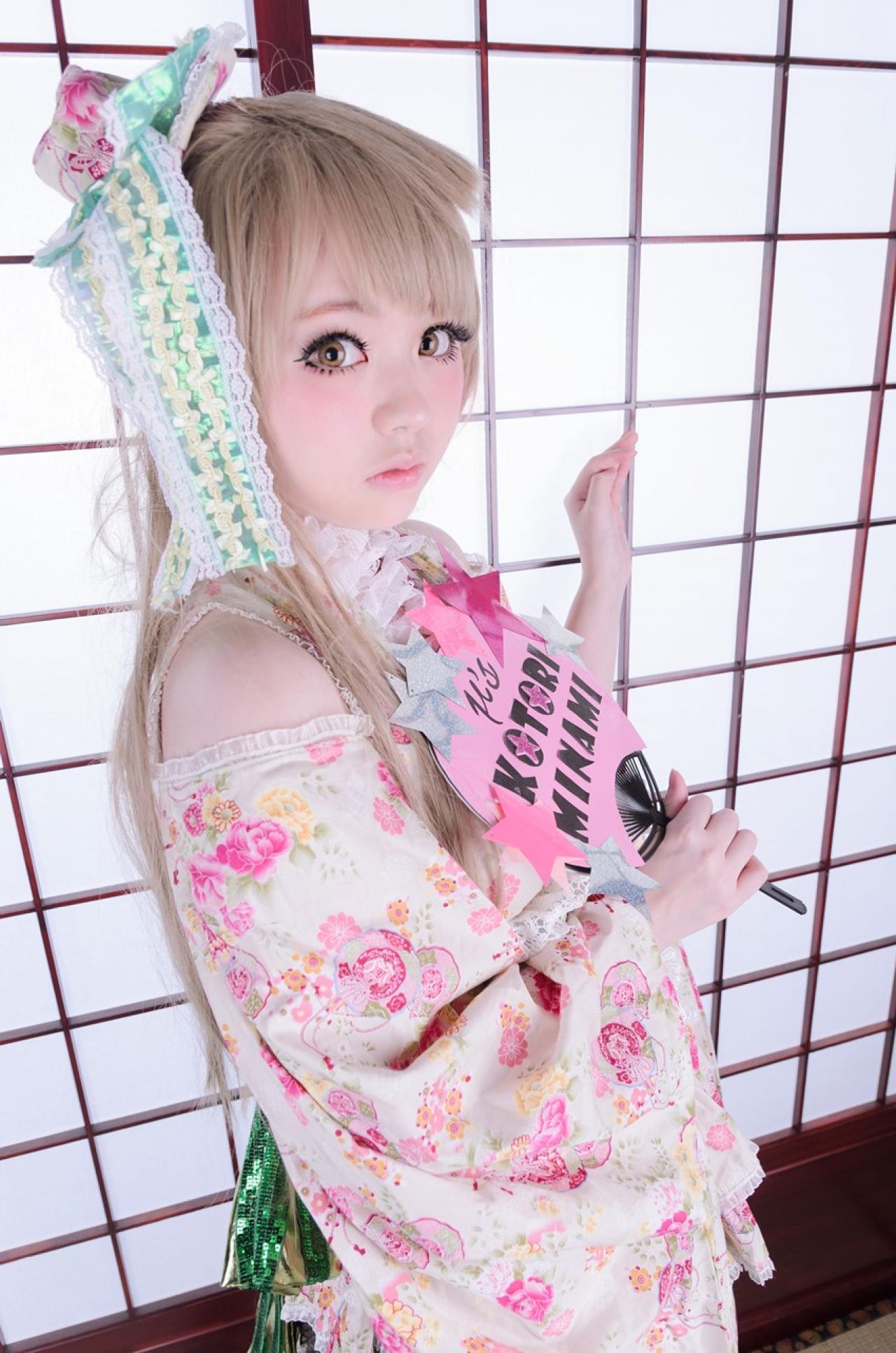 Hikari扮演南小鸟在和风室内摆拍