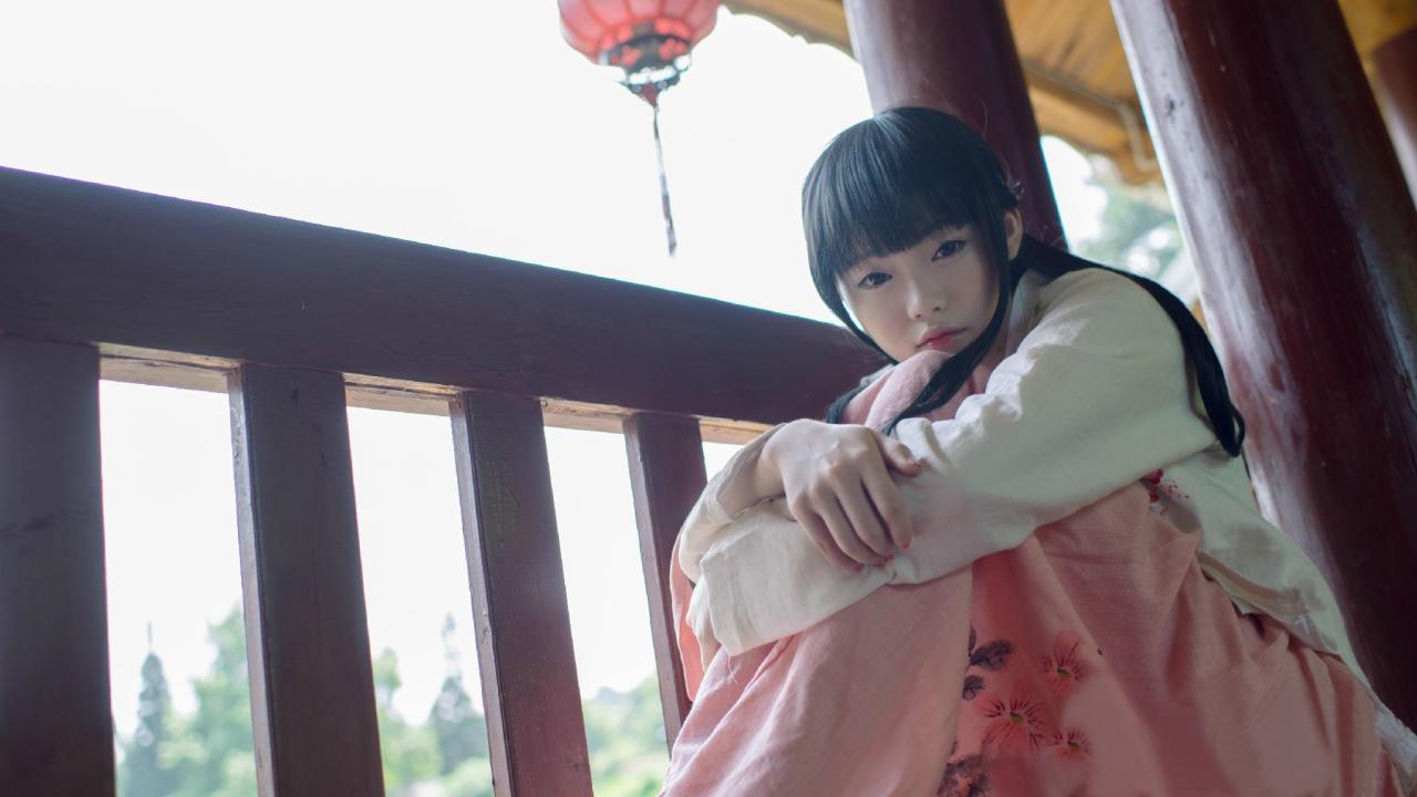 猫小音抱着膝盖坐在亭子里