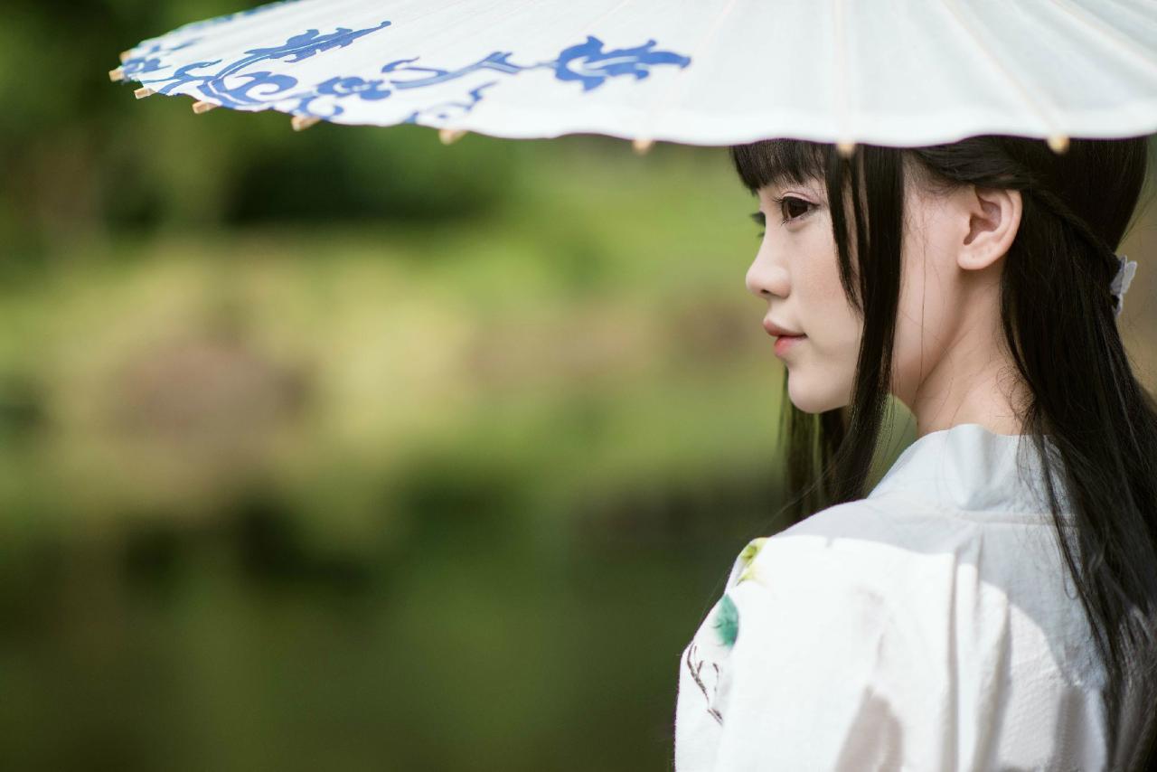 猫小音撑着白色印花伞，回眸的样子