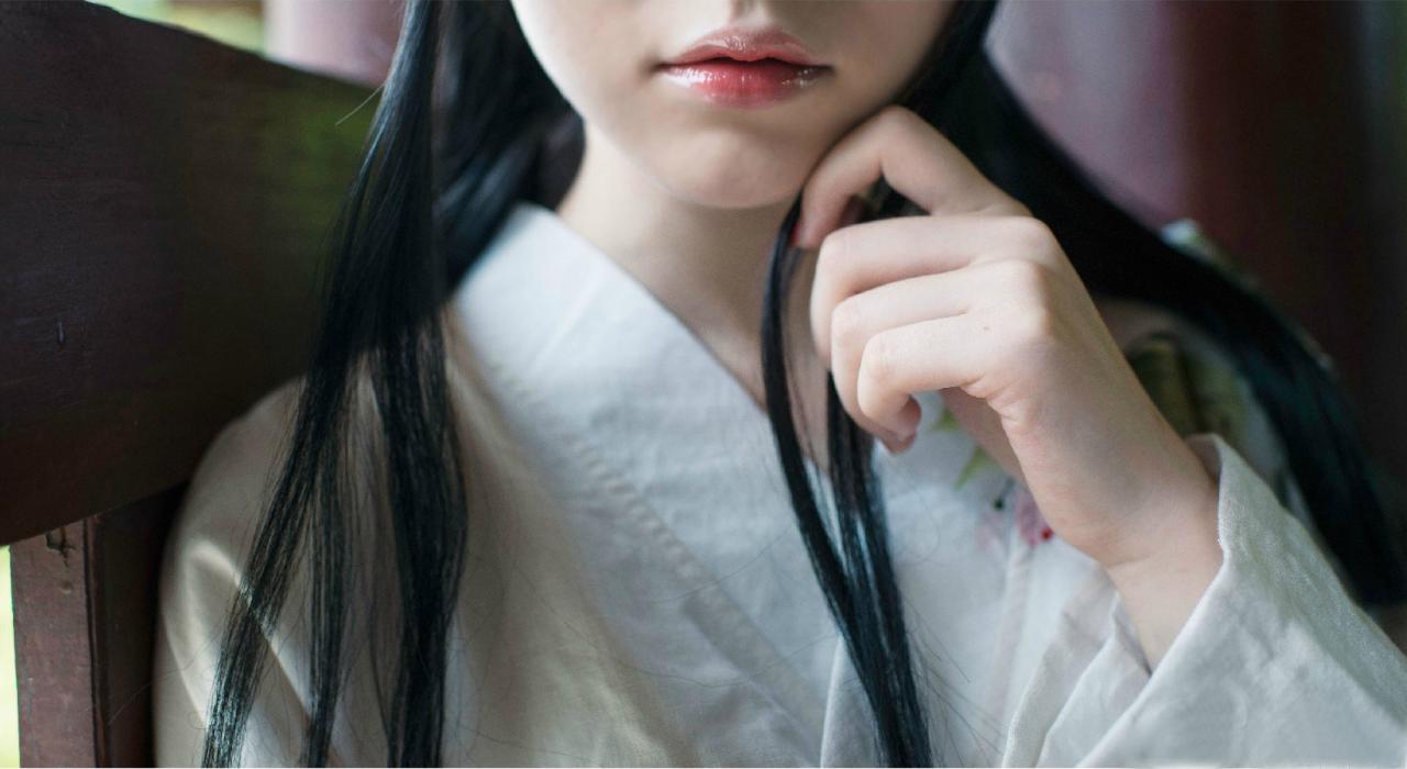 猫小音左手轻抚下巴局部特写