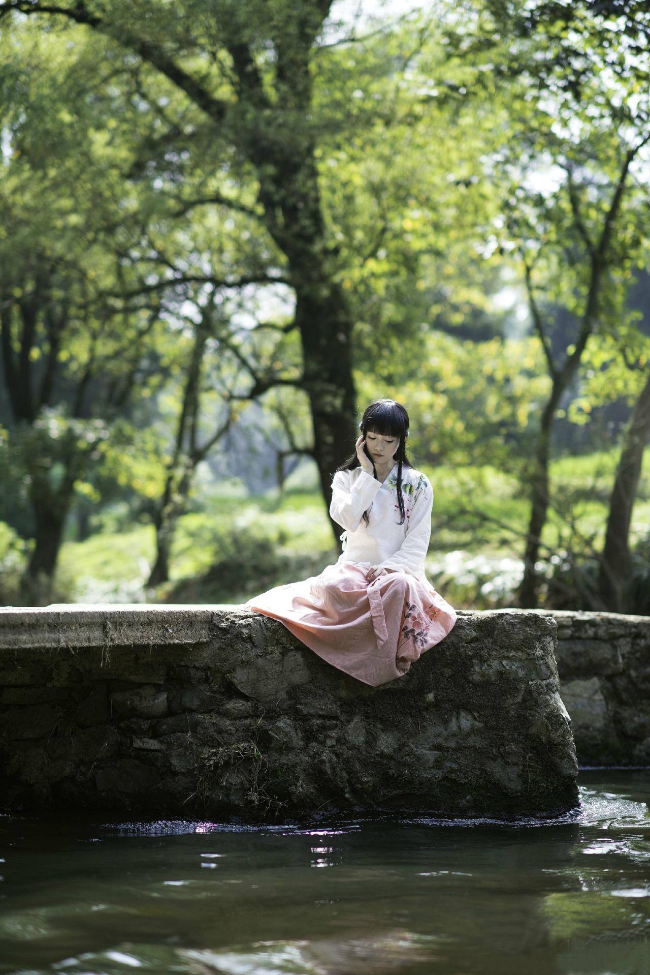 猫小音在水边对镜梳理头发