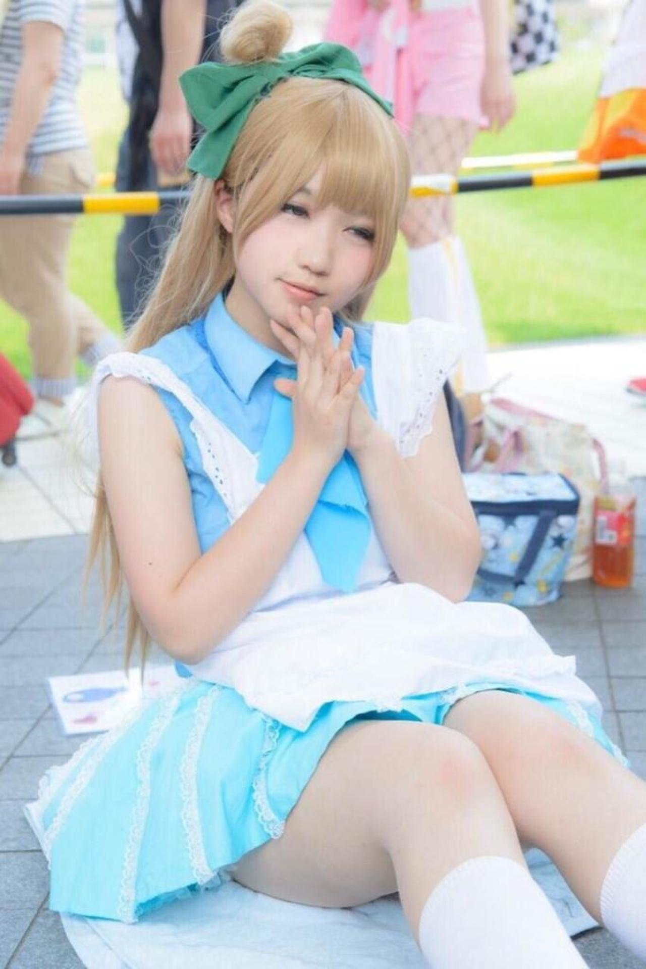 橘猫汰扮演南小鸟双手五指交叉，陶醉的神情