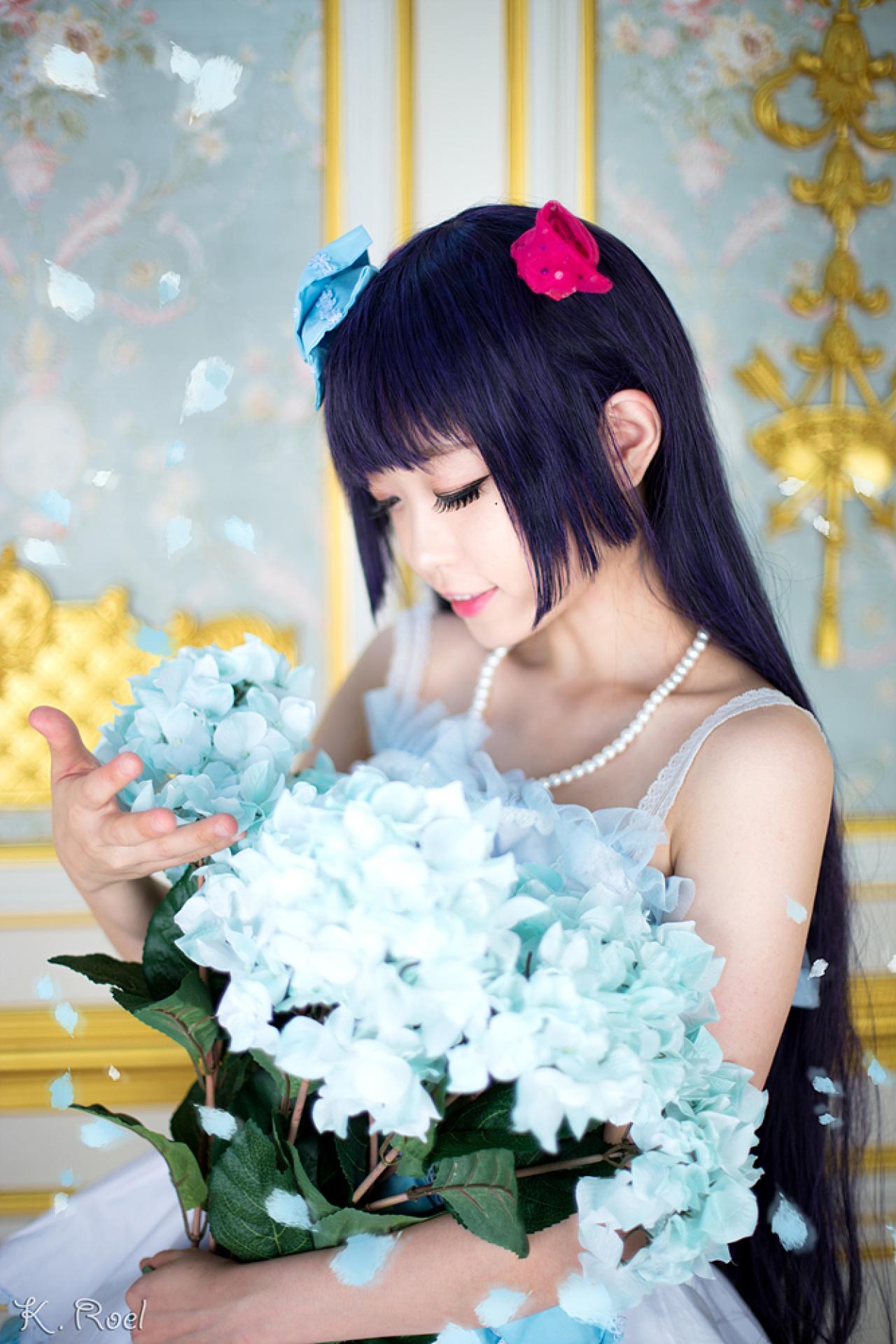 兔娘扮演五更琉璃低头捧着一束花