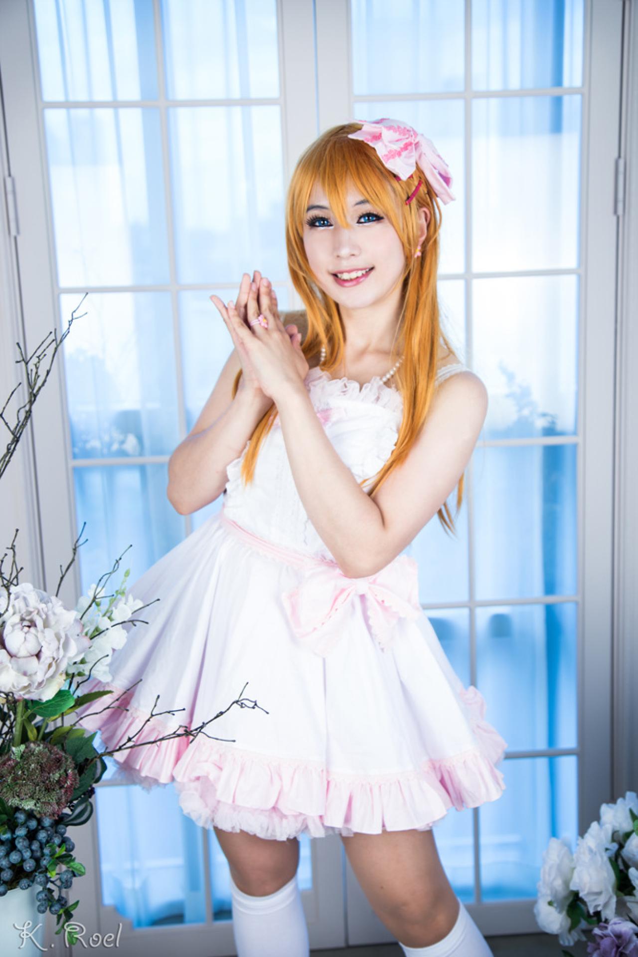 兔娘的小伙伴扮演高板桐双手合拢放在肩前