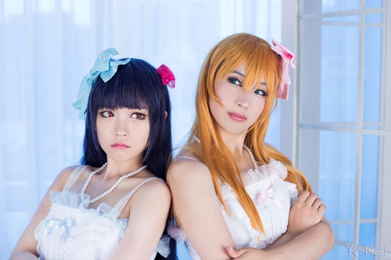 兔娘和小伙伴背靠背，肩靠肩上半身合影