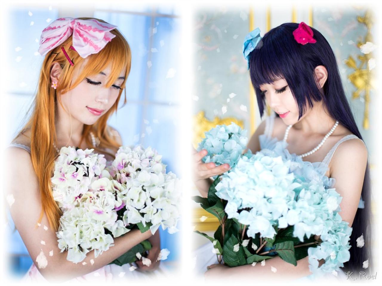 兔娘和小伙伴格子捧着一束鲜花，低头陶醉的样子