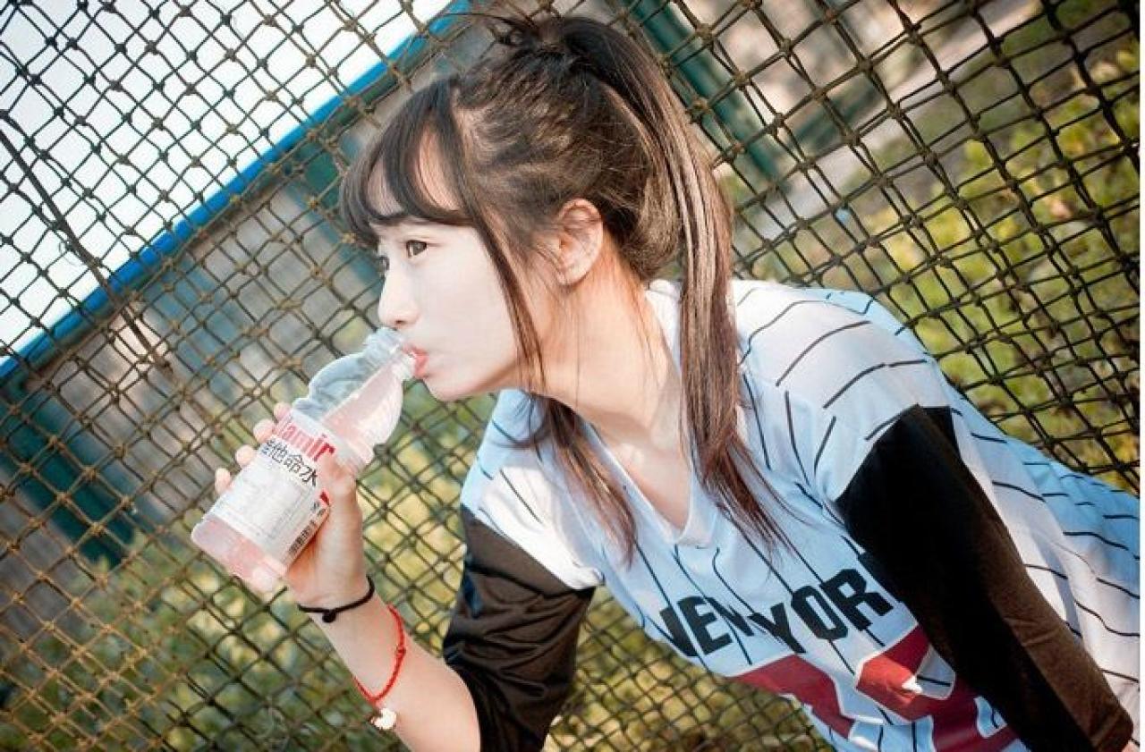 馋宝宝半蹲休憩，喝着维他命水