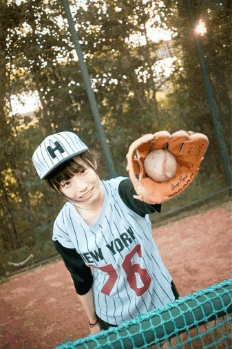 馋宝宝戴着棒球手套握紧棒球，拿给镜头看