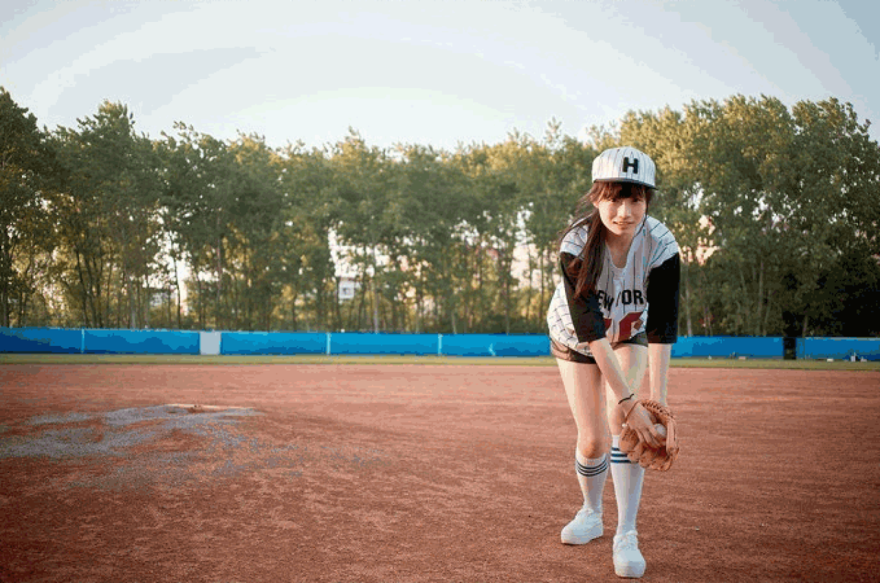 馋宝宝将捡起的棒球放在棒球手套里握住