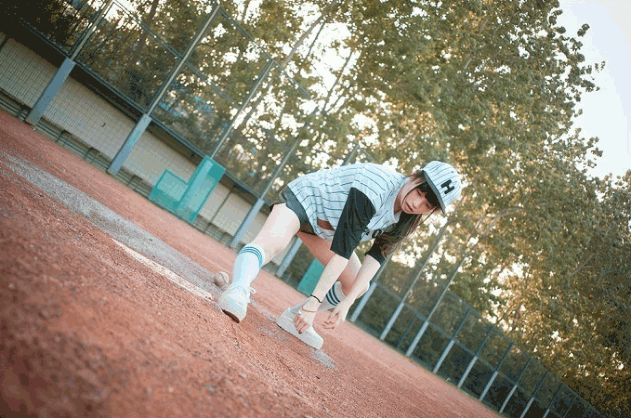 馋宝宝弯着腰，棒球从双腿间穿过