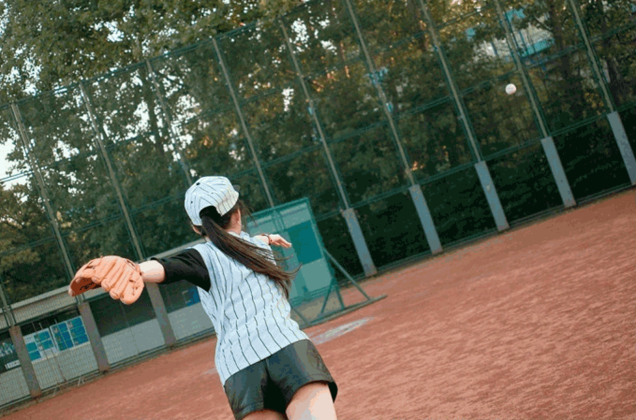 馋宝宝投球的背面姿势