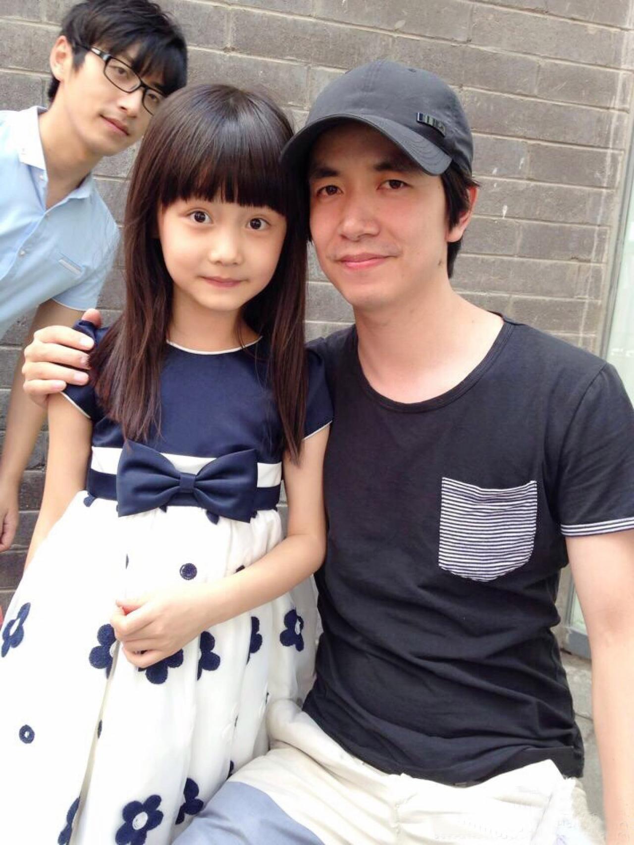 纪姿含和《万万没想到》编剧至尊玉合照