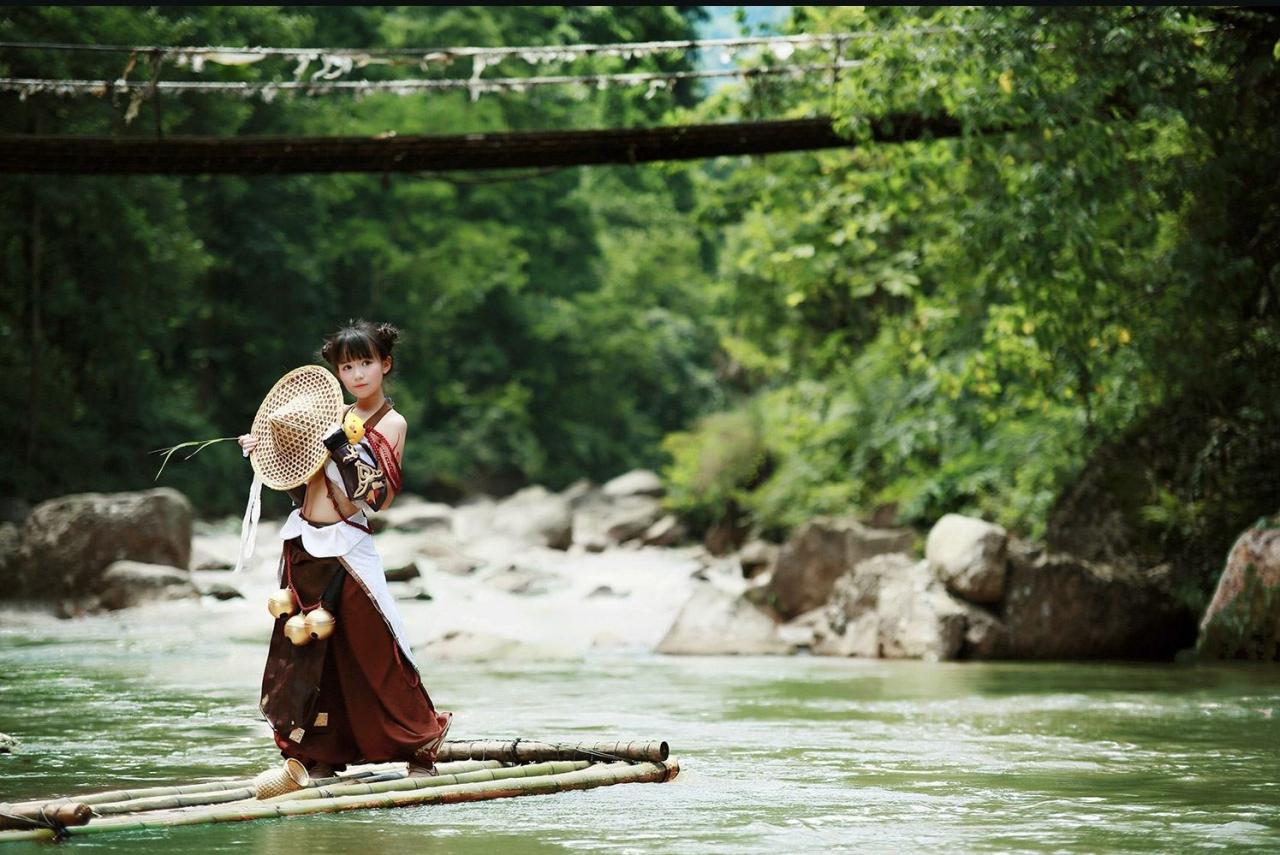 修老虎扮演丐帮萝莉双手拿着草帽在竹筏上